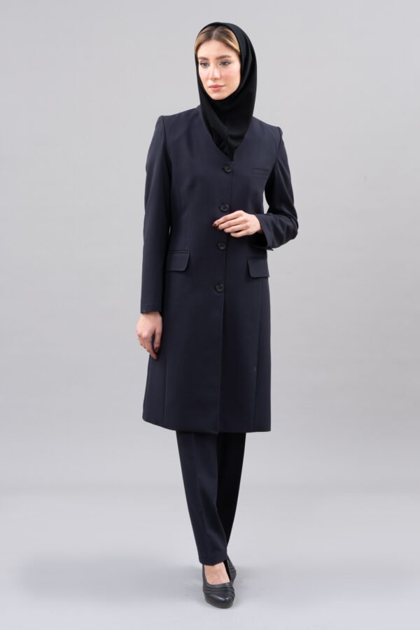نمای جلوی مانتو شلوار اداری فیونا عاج مدل 1170-105 به رنگ سرمه‌ای.