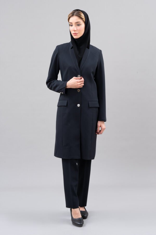 نمای جلوی مانتو و شلوار اداری عاج مدل 330-1272 به رنگ سرمه‌ای، با مانتوی کوتاه و یقه انگلیسی