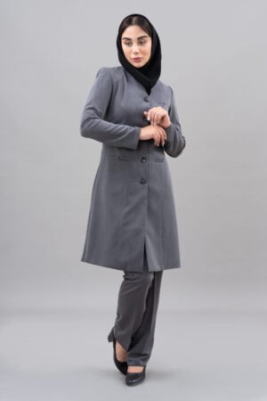 مانتو و شلوار اداری فیونا عاج مدل 1004-67، یک ست کامل به رنگ خاکستری. مانتو دارای دکمه‌های جلو و یقه‌ی خاص است.