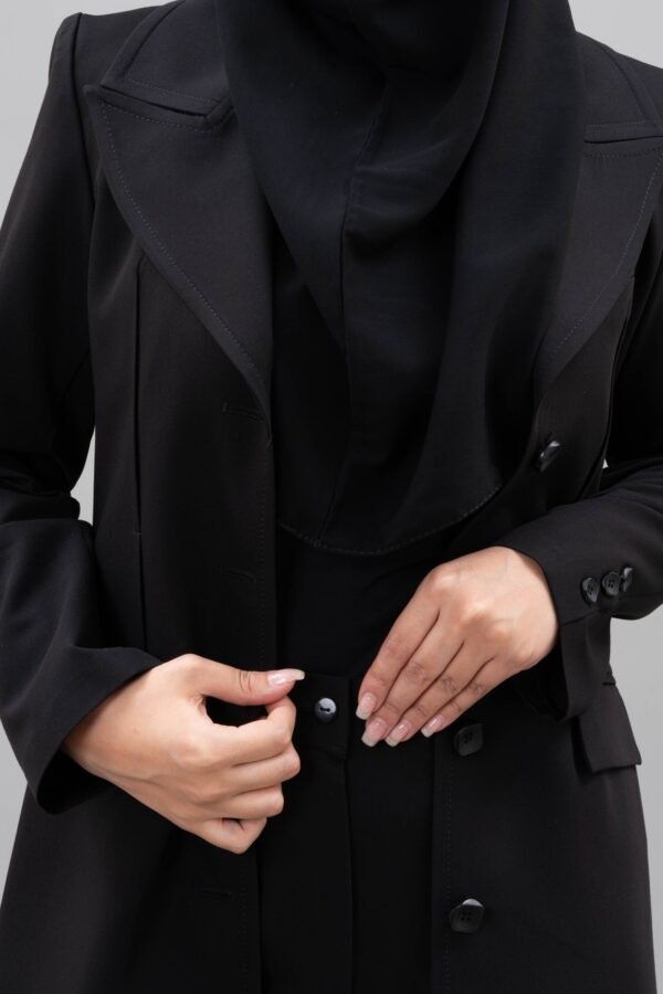 نمای نزدیک از یقه مانتو و شلوار اداری فیونا عاج مدل 514-51. یقه انگلیسی و دکمه‌های مانتو.