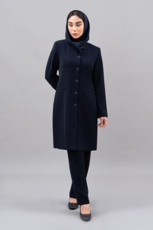 مانتو و شلوار اداری مدل 51-515. مانتوی اداری سرمه‌ای، دارای برش کتی و یقه انگلیسی.